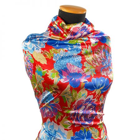 Atlas romantický vzor květin velký červený