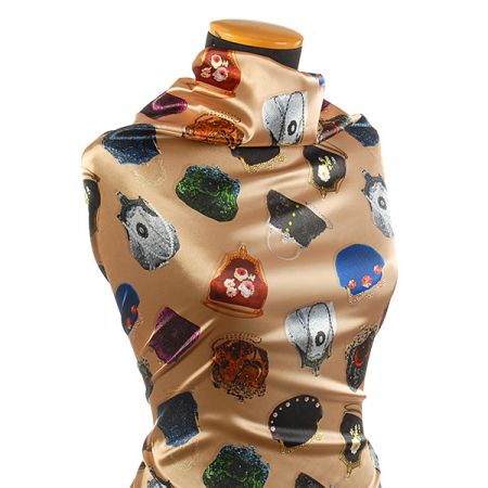 Atlas motiv společenské večerní kabelky pastel zlatá