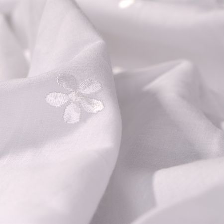 Vyšívaná látka madiera drobné květy bílá