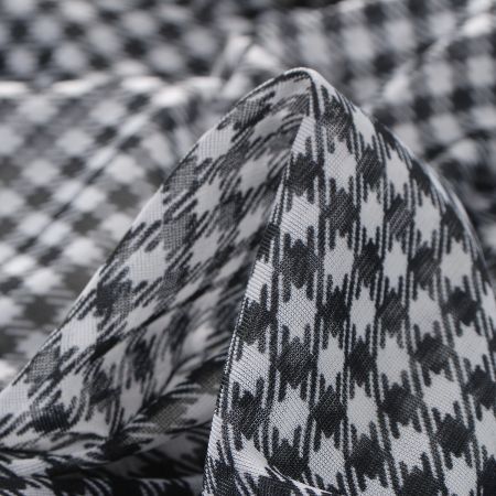 Pletenina jemná vzor kostky černobílá