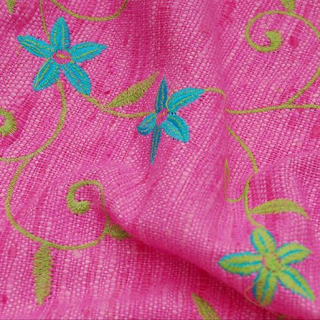 Buretové hedvábí vyšívané růžové