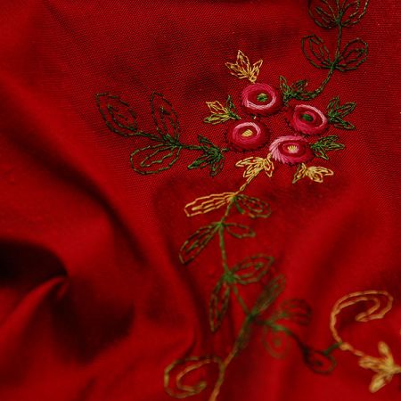 Vyšívaný šantung vínový s květy