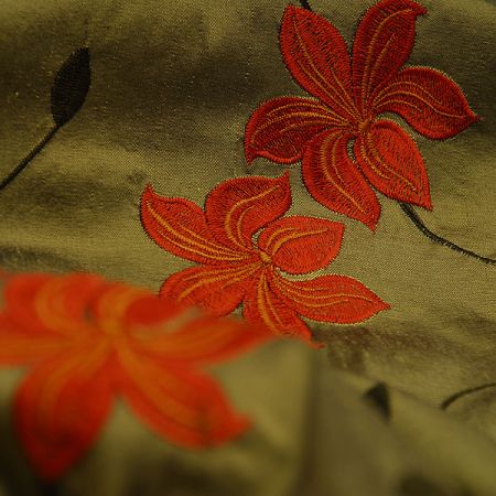 Vyšívaný šantug olivový s květy