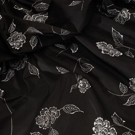 Vyšívaný šantung černobílý s květy