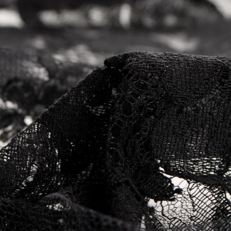 Krajka na jemném tylu se vzorem květů černá