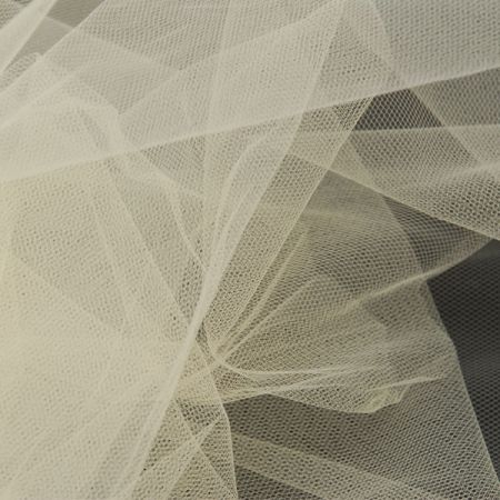 Tyl šatový tělové barvy