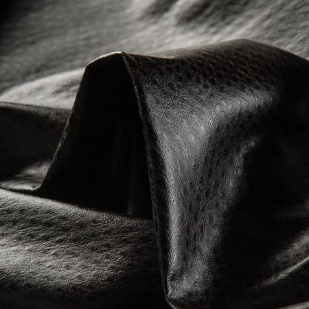 Imitace hadí kůže v hnědočerné barvě