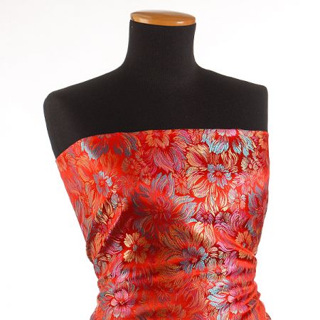 Brokát romantický květinový motiv červený