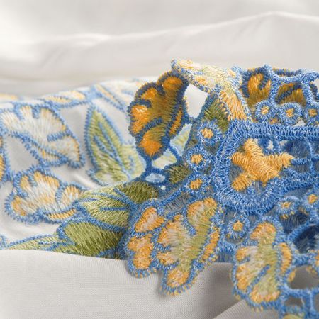 Bavlněná letní látka s výšivkou bílá/světle modrá