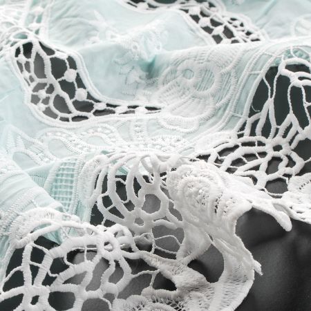 Bavlněné plátno s bordurovou výšivkou rišelie a krajkou zmint zelená