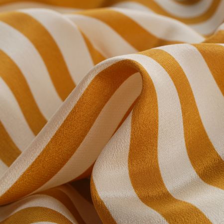 Hedvábný krepdešín vzor proužků