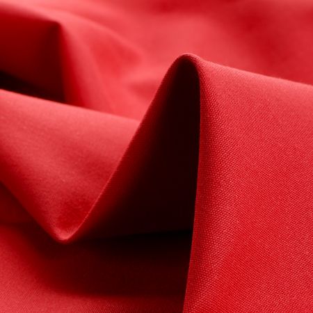 Bavlněná pevnější látka malinově červené barvy