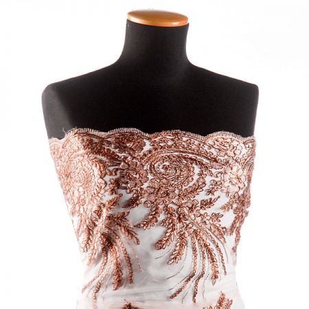 Efektní krajka výšivka na pudrovém tylu měděná II.jakost