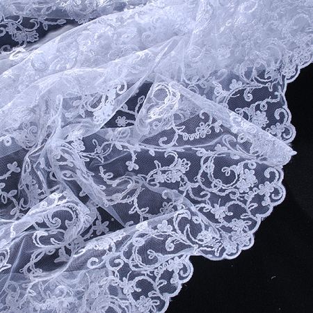 Efektní výšivka na tylu bílé barvy