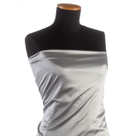 Satén pružný světle šedé barvy