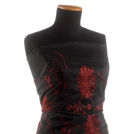 Vyšívaná taftová metráž s květy černá vínová