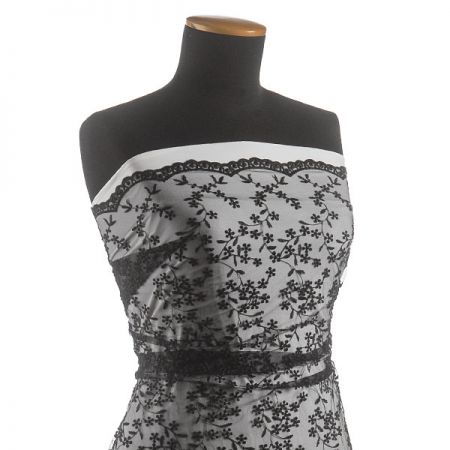 Krajka tylová drobná výšivka černá