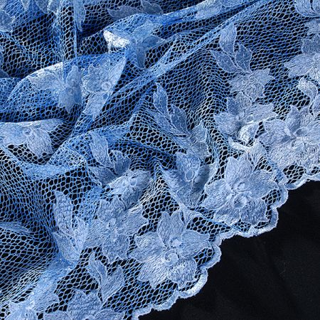 Efektní krajka květy na tylu s velkými oky v barvě modré