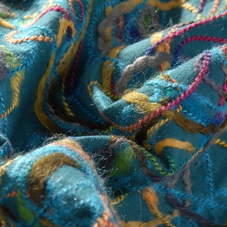 Efektní netkaná textilie s nevšední výšivkou