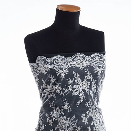 Krajka výšivka na tylu korálky, flitry, štras slonová kost