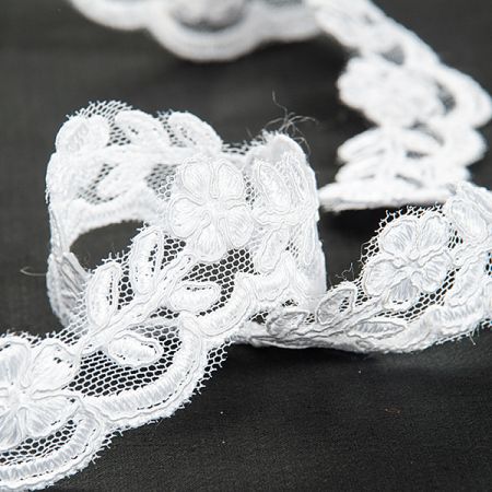 Krajka lem jemný květinový vzor bílá