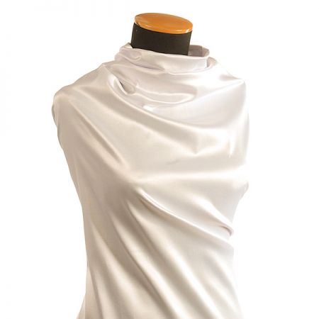 Pružný satén smetanový