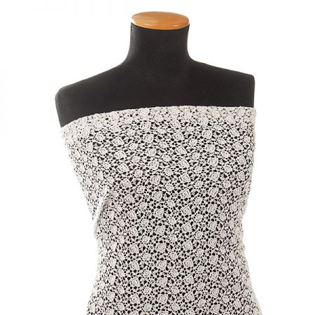 Efektní hrubá krajka jemný květinový motiv bílá