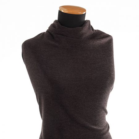 Teplejší silnější úplet buklé tmavě hnědý