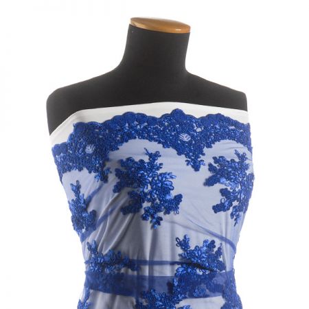 Krajka na hladkém tylu květy nivea modré