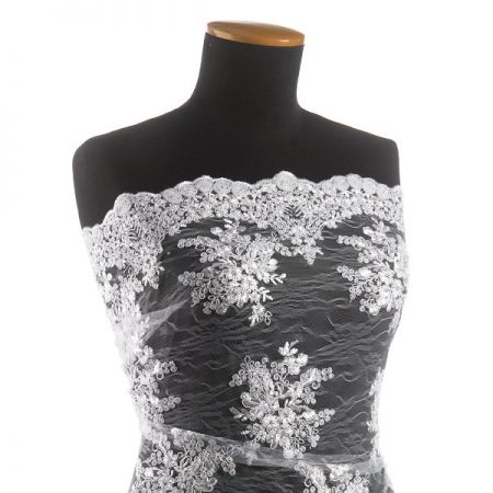 Krajka jemná výšivka na vzorovém tylu bílá