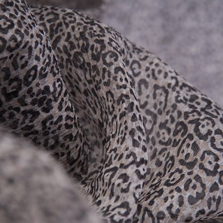 Šifon plisé zvířecí motiv černobéžová