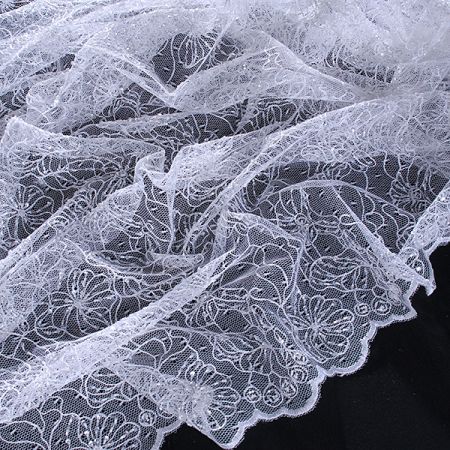 Krajka výšivka na tylu s výšivkou a korálky bílá