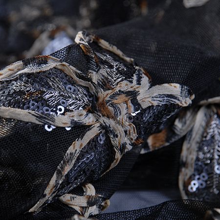 Efektní výšivka  na tylu