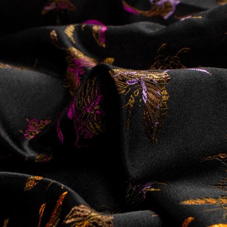 Brokát vyšívaný motýlí vzor