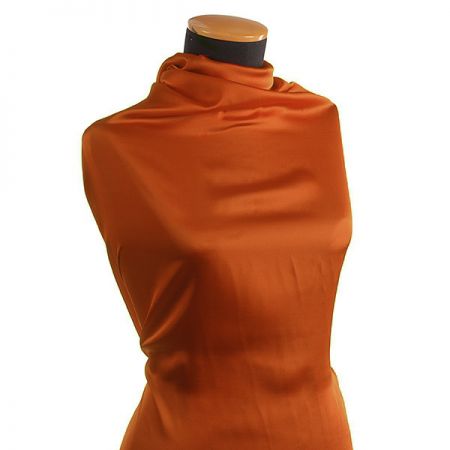 Pružný satén hladký skořicový