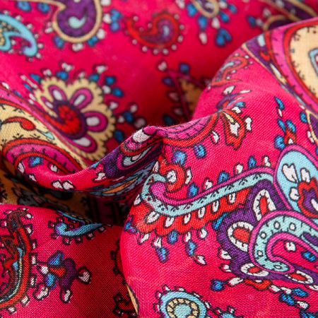 Etamín bavlna kašmírový paisley vzor malinová