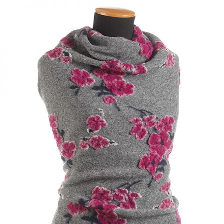 Art textil vařená vlna vzor květů višně šedá