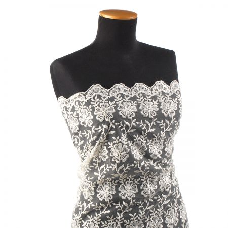 Krajka výšivka květů na tylu krémová