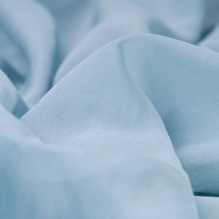 Jemný hedvábný organtýn azurové barvy