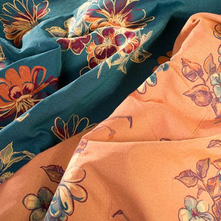 Žakárová látka s květinovým motivem