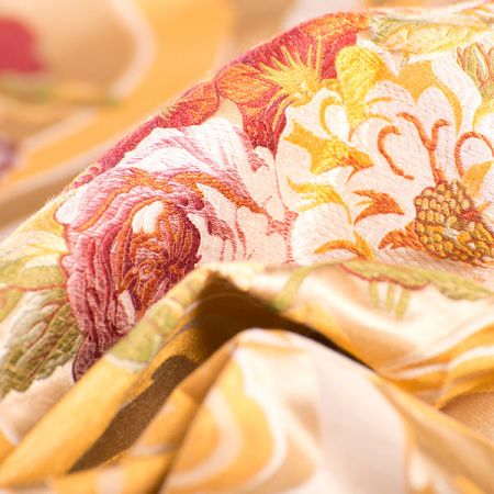 Hedvábná žakárová látka s květinovým motivem