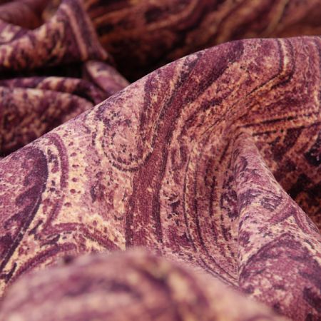 Pružný samet ornamentální vzor vínová růžová