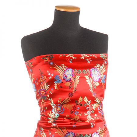 Brokát s folklórním motivem květů červený