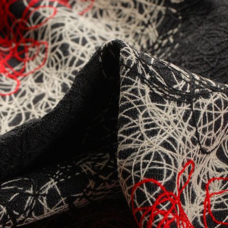 Exkluzivní látka s plastickým vzorem červenočerná
