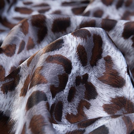 Efektní satén se zvířecím motivem 