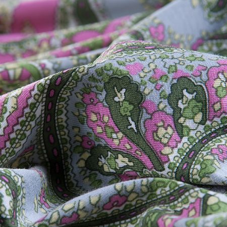 Jemný viskozový úplet kašmírový motiv zelenošedý