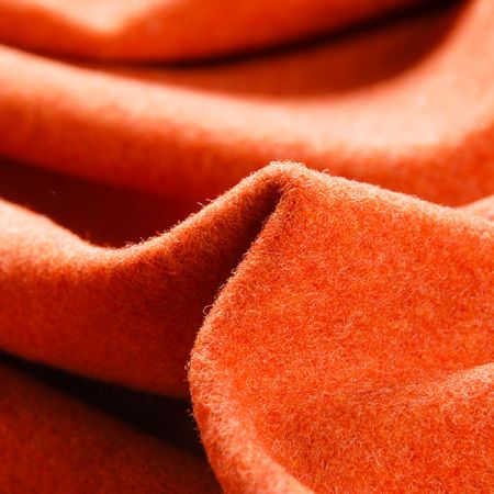 Flauš vlna oranžové barvy