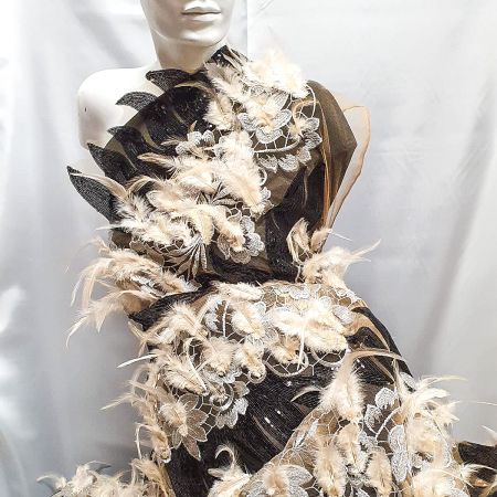 Krajka výšivka na tylu doplněna flitry a peřím