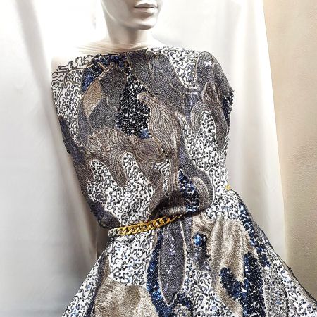 Krajka výšivka na tylu doplněna flitry bílomodrostříbrná