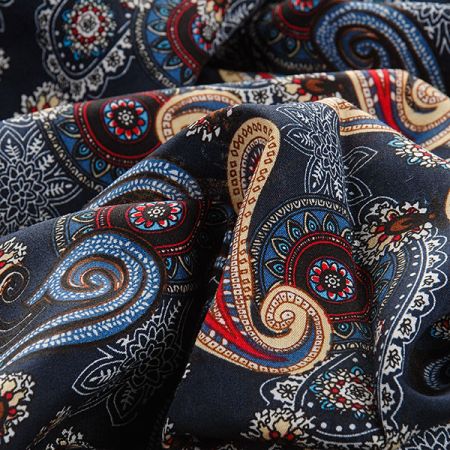 Viskozová šatová látka tisk paisley vzor modročervená